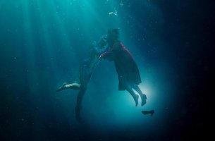 Protagonistas de la forma del agua besándose