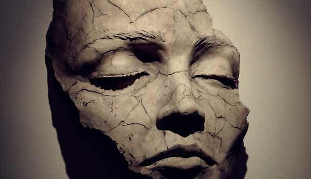 Máscara fragmentada representando la fragilidad emocional