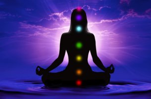 Silueta de mujer con los chakras iluminados
