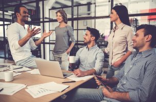 Trabajador con engagement en el trabajo hablando con sus compañeros