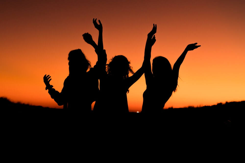 amigas al amanecer simbolizando los tres tipos de amistad