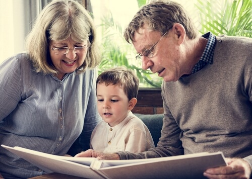 Abuelos leyendo con su nieto representando a los abuelos canguro