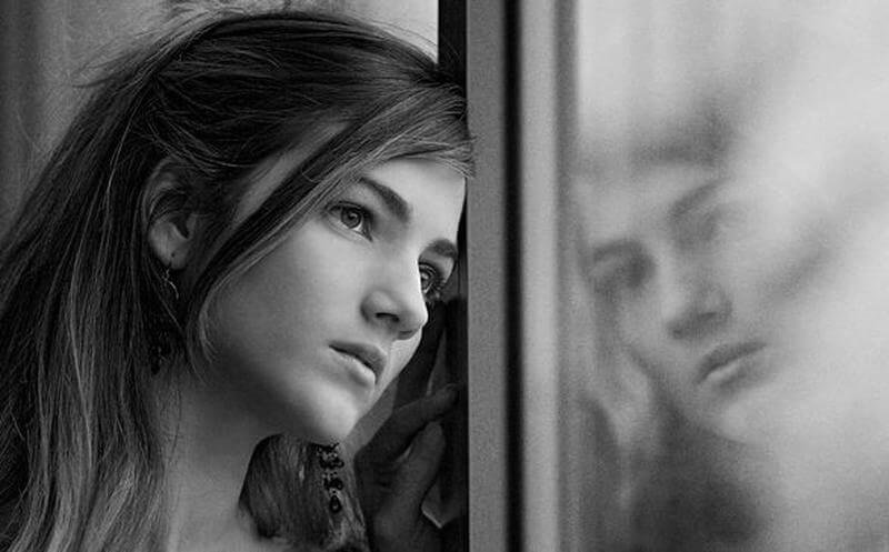 Chica representando a las personas con autismo