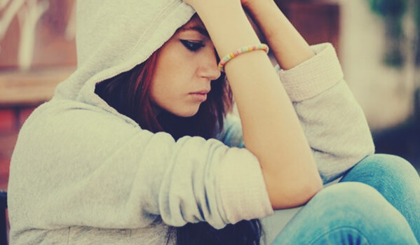 chica preocupada por el embarazo adolescente