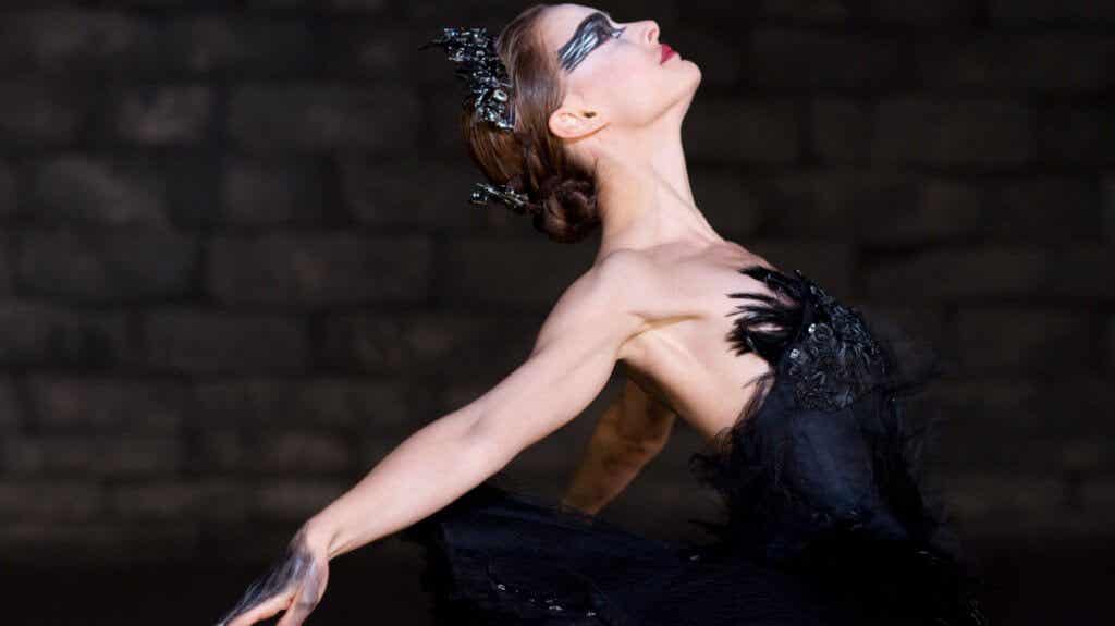 Bailarina de ballet haciendo de cisne negro