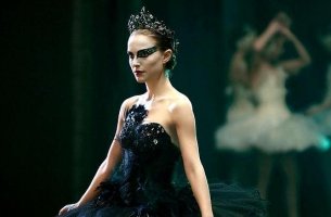 Bailarina interpretando un cisne negro