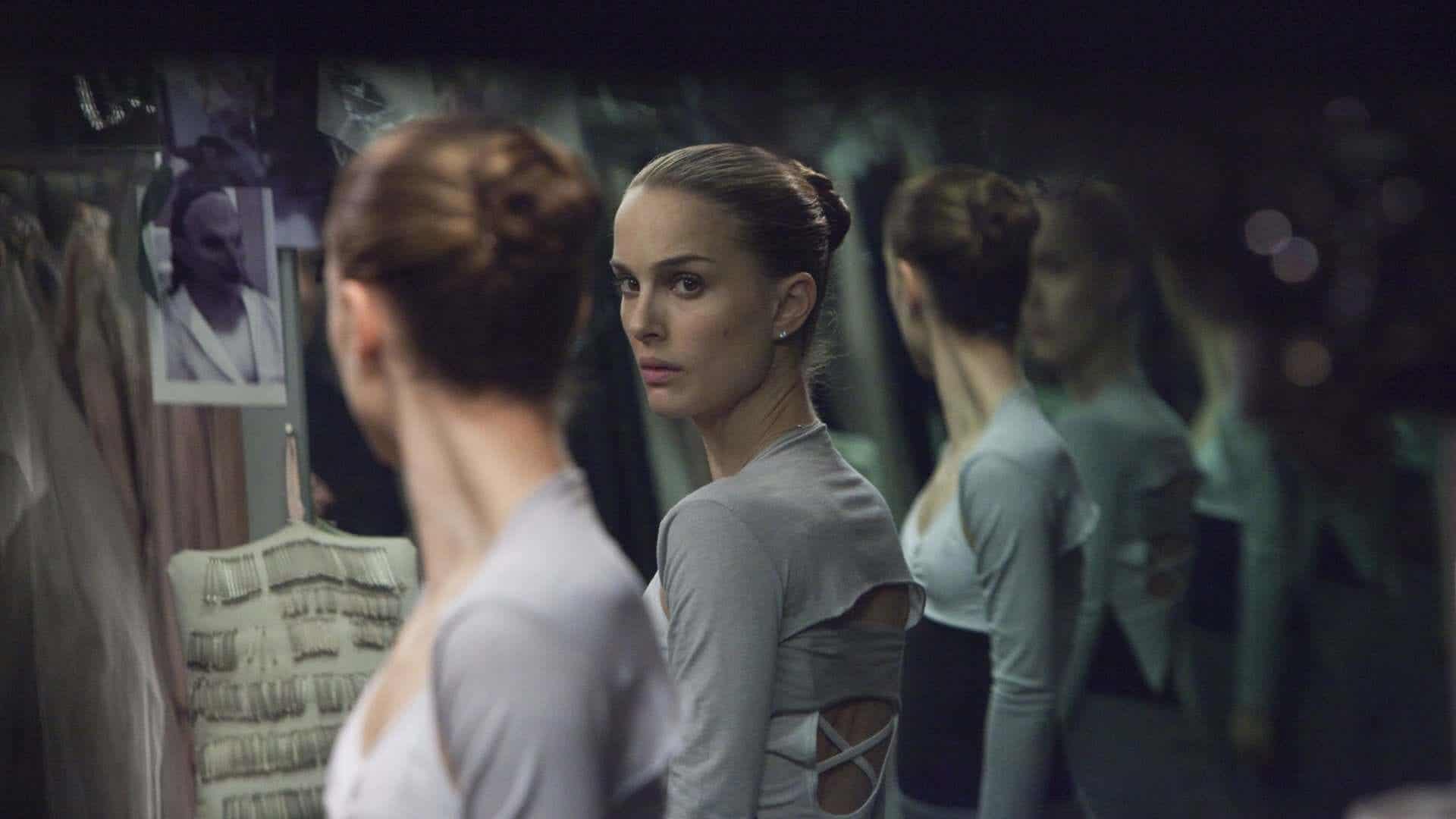 Bailarina mirándose en espejos