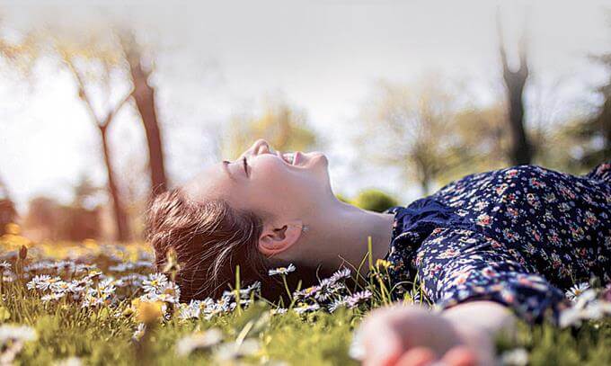 chica disfrutando de la felicidad en pequeños actos