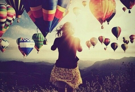 mujer ante paisaje con globos simbolizando las frases para aprovechar el día