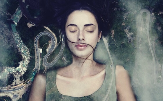 Chica con los ojos cerrados experimentando sufrimiento emocional no resuelto