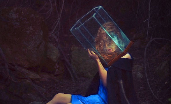 mujer con cubo en la cabeza que intenta expresa las emociones