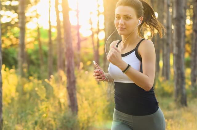 Chica corriendo al aire libre