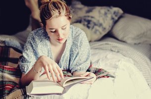 chica que disfruta de leer antes de dormir