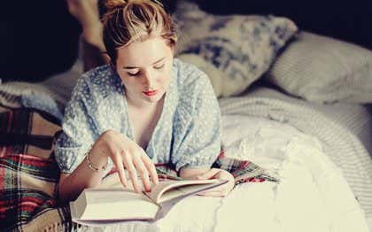 Leer antes de dormir: una costumbre que le encanta a tu cerebro