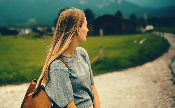 Chica que mira un camino intentando poner distancia
