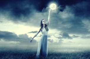 chica tocando la luna simbolizando la teoría de Mark Filippi