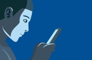 Chico con móvil para representar la adicción a Whatsapp