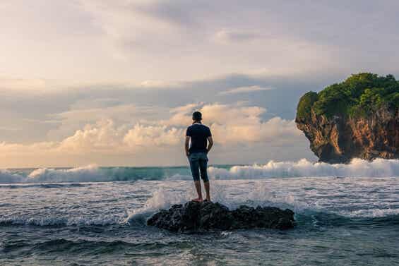 chico en una roca en el mar representando a las personas tranquilas 