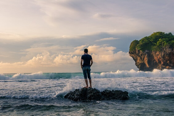 Hombre en la playa tomándose cinco minutos de silencio