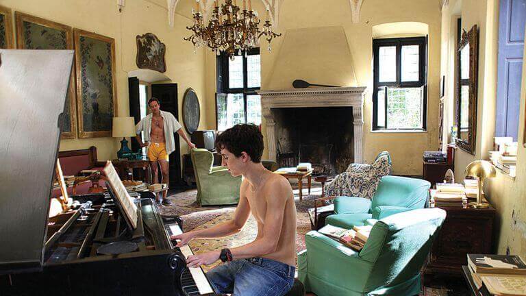 Chico tocando el piano