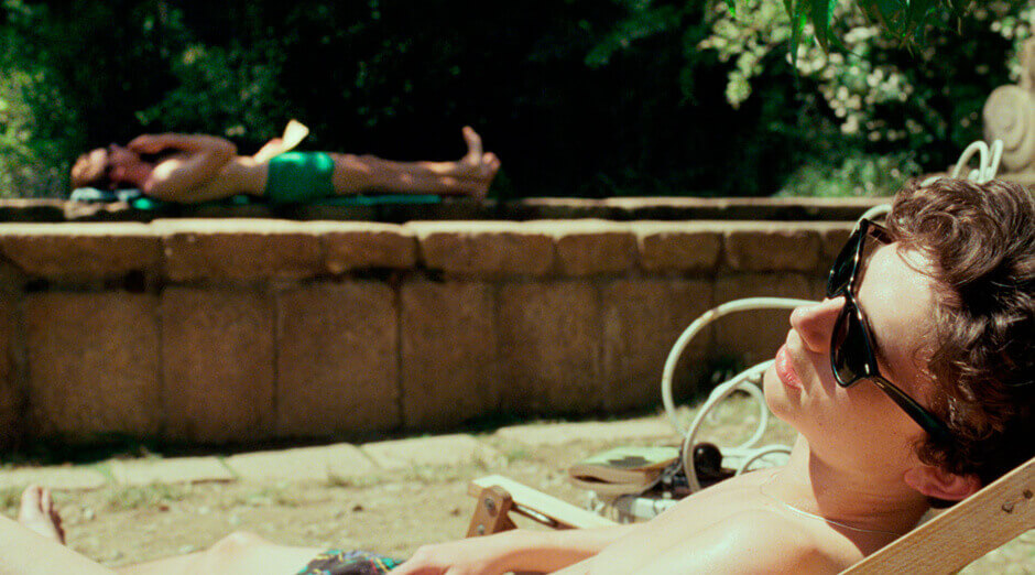 Chicos tomando el sol