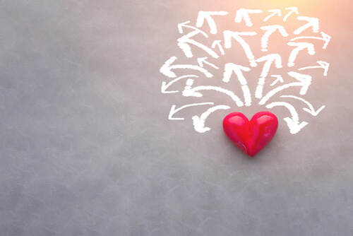 Corazón con flechas