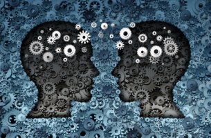 Dos personas mirándose mientras piensan para representar la terapia centrada en soluciones