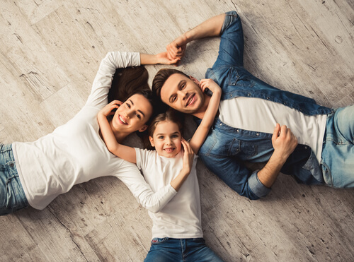 Familia tumbada en el suelo