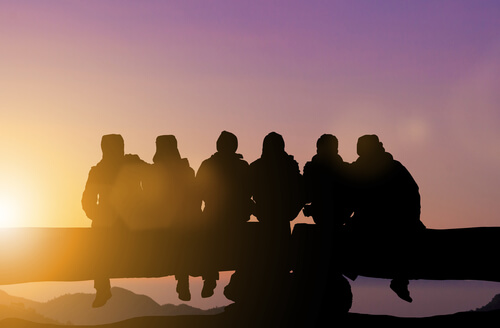 Grupos de amigos sentados de espaldas