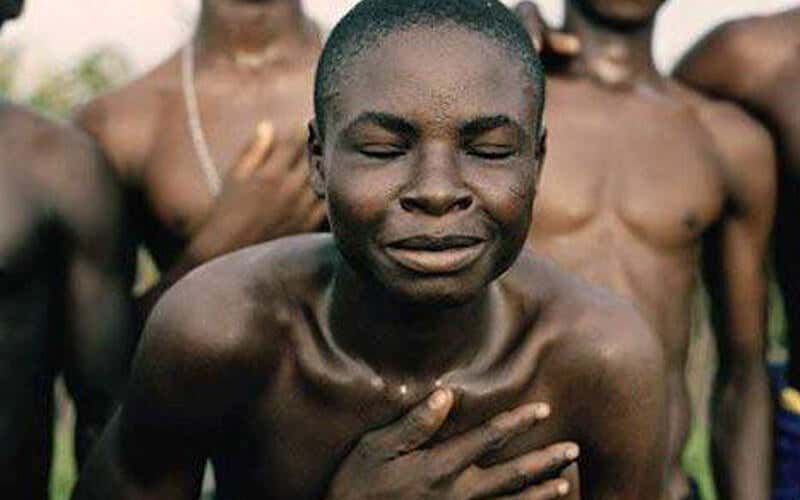 Zulú con la mano en el pecho simbolizando el saludo de sawubona