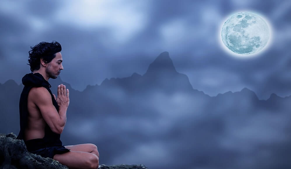 hombre ante la Luna simbolizando la teoría de Mark Filippi