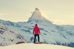 hombre ante una montaña afrontando la adversidad