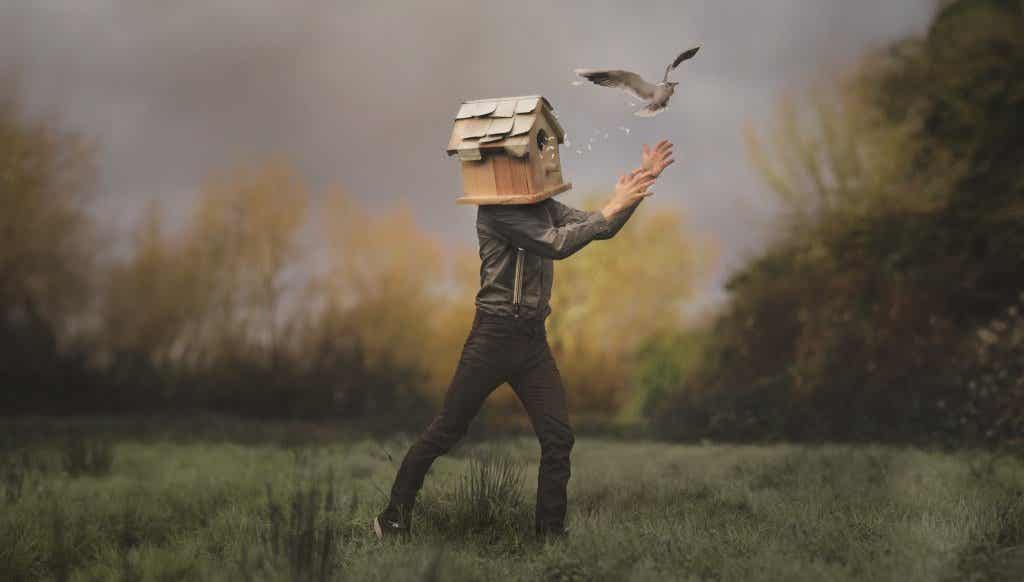 hombre con casa de pájaros en la cabeza simbolizando la reactancia psicológica
