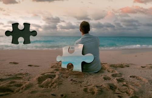 hombre con pieza de puzzle suelta simbolizando el efecto una traición