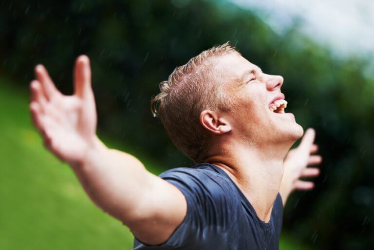 Hombre feliz con los brazos abiertos