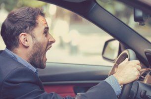 Hombre gritando en el coche para representar la agresividad del conductor