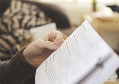 Hombre leyendo información