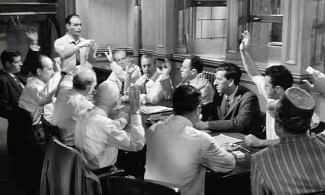 Hombres reunidos para tomar decisiones