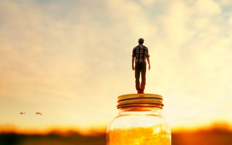 Hombre sobre un tarro