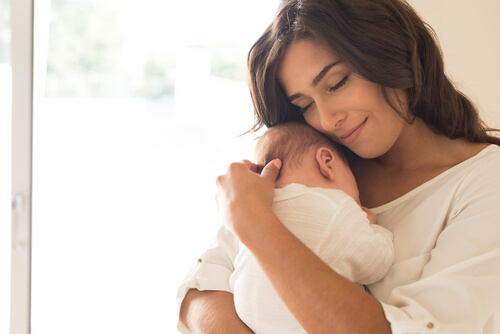 Madre con bebés en brazos