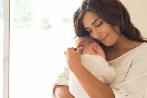 Madre con bebés en brazos simbolizando la necesidad de ser protegido