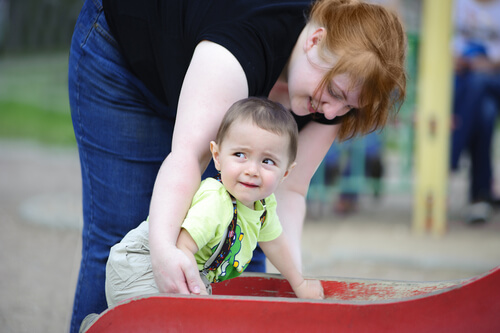 Madre con niño en tobogán