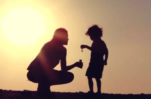 madre con su hijo simbolizando la educación en valores