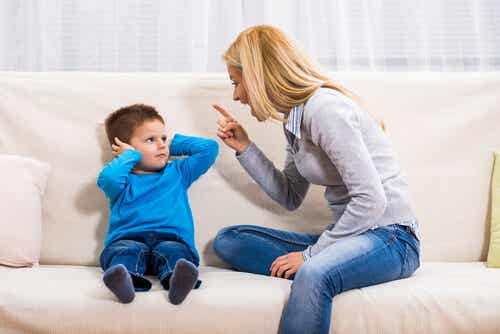 Madre gritando a su hijo como efecto de los tipos de apego