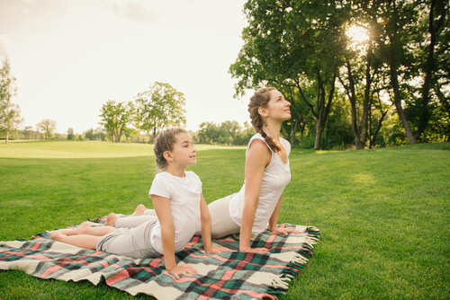 Madre haciendo con hija yoga