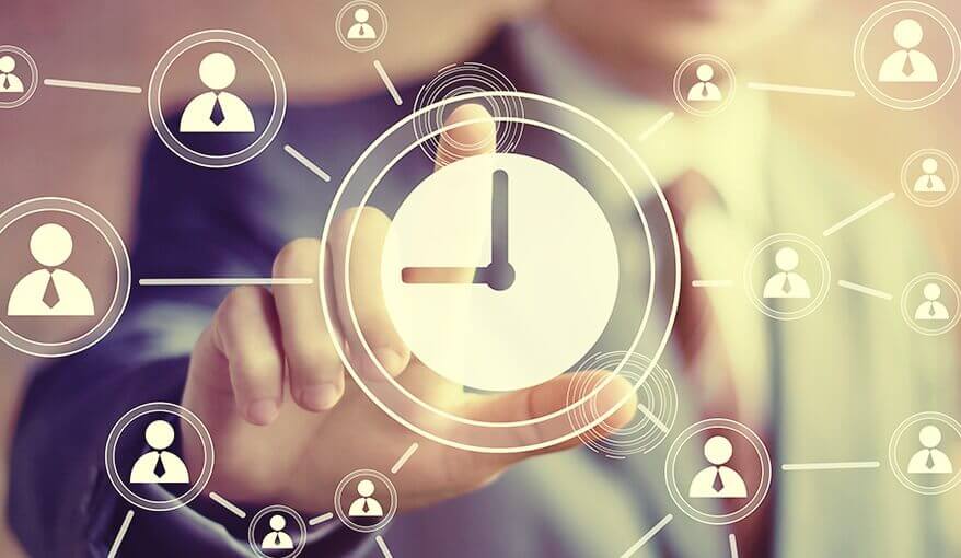 Manos con un reloj simbolizando cómo desarrollar la conciencia emocional