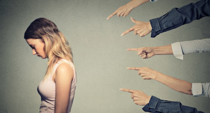 Manos señalando a una chica como efecto de la manipulación inculpatoria