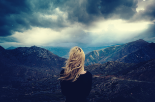 mujer mirando una tormenta representando a una persona autodestructiva