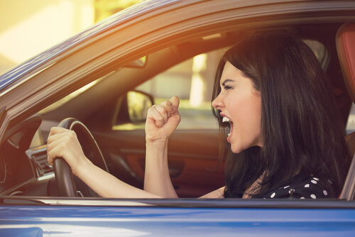 Mujer con agresividad al volante