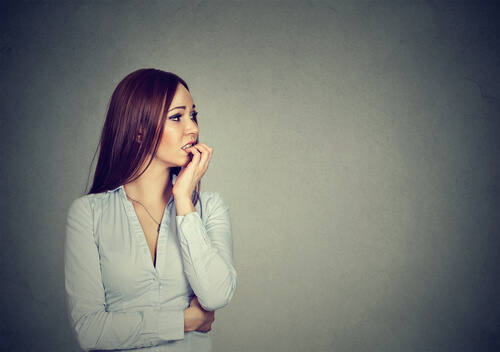 Mujer con ergofobia experimentando ansiedad